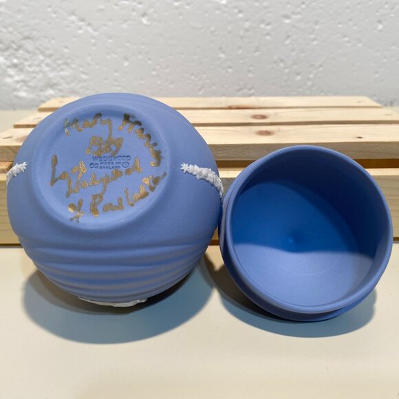 Wedgwood Blue Jasperware Small Lidded Pot with White Motif and Daisy Top - Picture 9 of 12